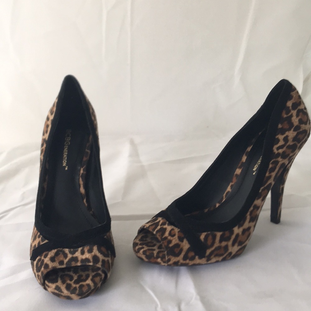 BCBG LEOPARD PRINT SIZE 7  shoes